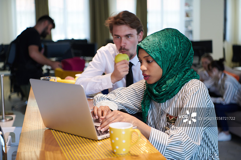 小女孩在家通过平板电脑进行在线培训，正在做现代芭蕾舞练习。现代芭蕾舞学校的在线教育课程。在疫情隔离期间保持社交距离，自我隔离。图片素材