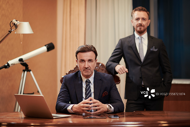 豪华办公室内的企业团队如同政治家般在深夜工作图片素材