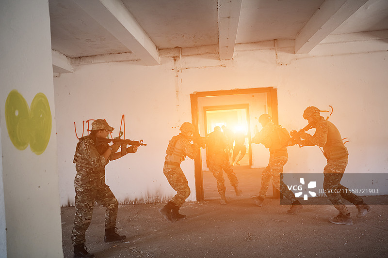 视频制作电影拍板，影院动作与剪辑概念，背景为粉紫色渐变。图片素材