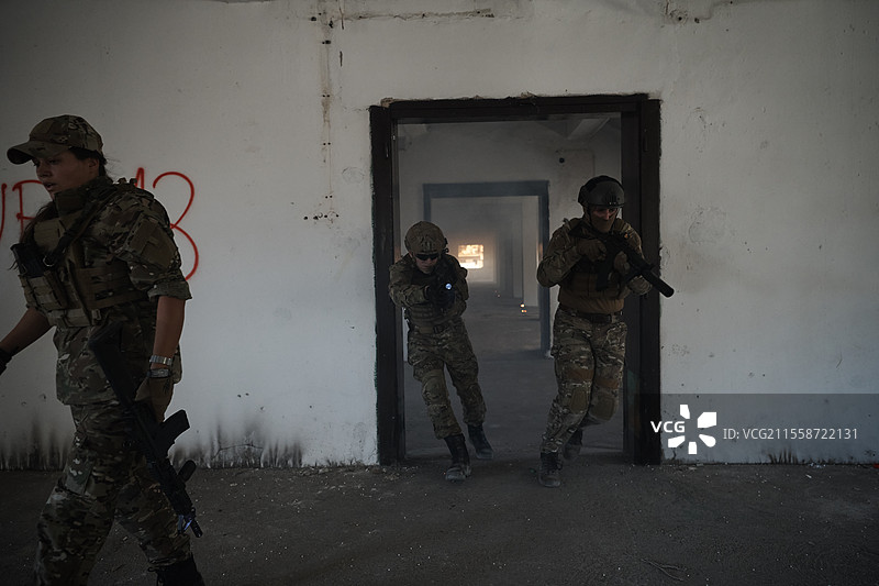 穿着T恤、双臂交叉的休闲创业商人的肖像，背景为白色。图片素材