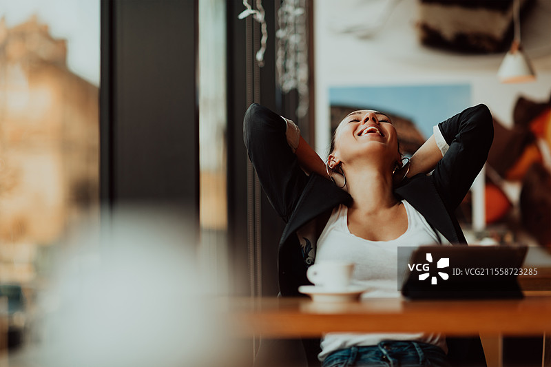 穿着传统服装的阿拉伯男孩肖像。小孩偶尔打扮，庆祝开斋节。图片素材