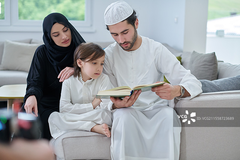 一群年轻女性软件开发人员在现代创意初创公司办公室使用笔记本电脑编写程序代码图片素材