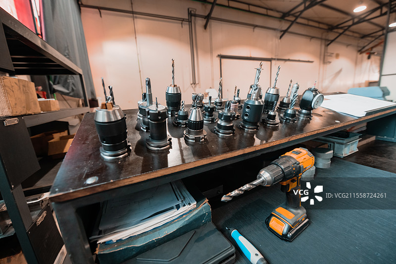 CNC机床的钻孔工具集合。用于在CNC加工中心加工硬材料的孔加工工具。高质量照片。CNC机床的钻孔工具集合。用于在CNC加工中心加工硬材料的孔加工工具。图片素材