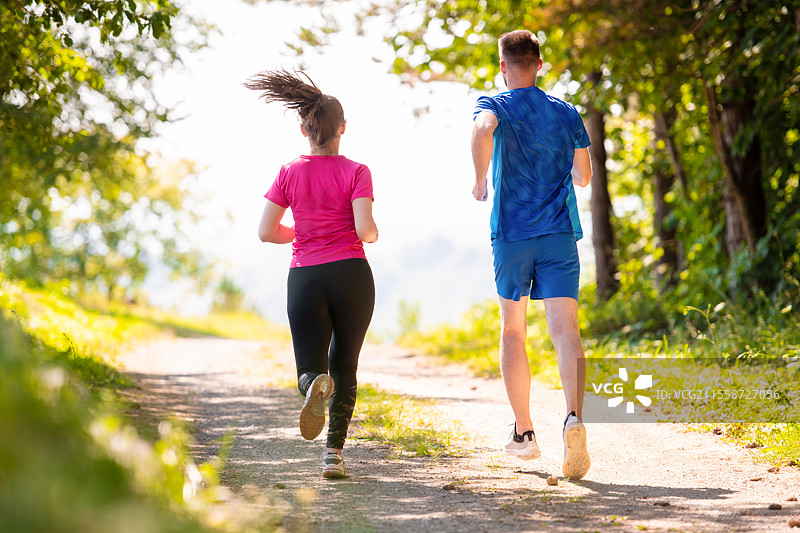 一名工人在用无气喷涂机给机械部件上漆。高质量照片。图片素材