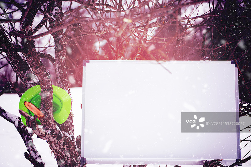 专业焊工在工厂中处理金属部件，火花和电流。行业工人横幅。高质量照片。图片素材