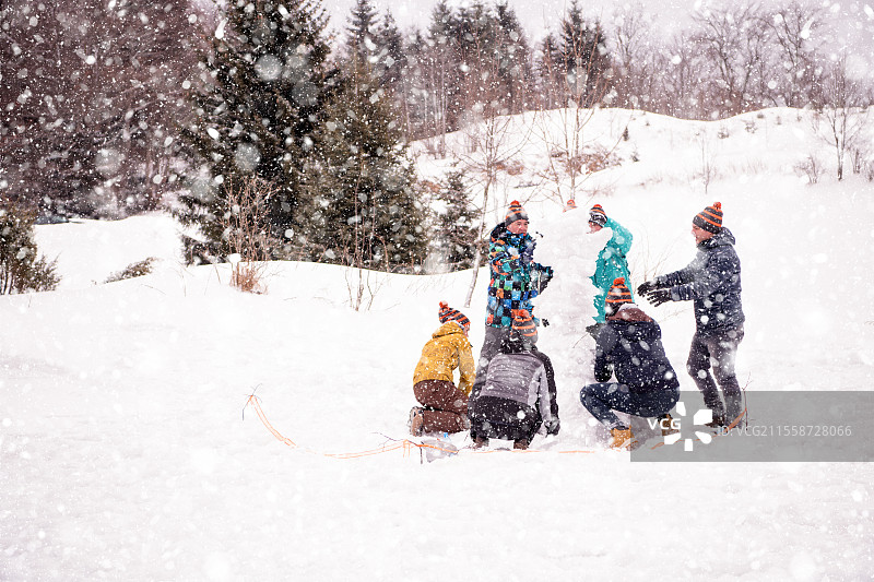 金属行业工人在工厂工作，佩戴防护口罩以应对新冠病毒或COVID-19疫情。高质量照片。图片素材