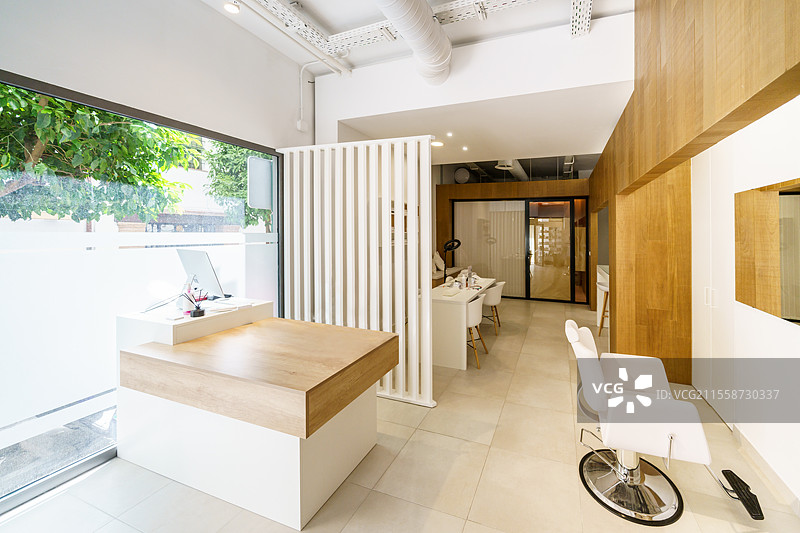 美容院内部，设有接待区、化妆中心和按摩室。图片素材