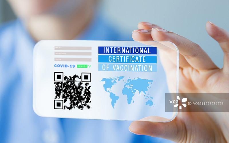 科技与医疗保健概念 - 特写女性手部展示透明智能手机，屏幕上显示虚拟免疫护照或国际疫苗接种证明。手持虚拟免疫护照的智能手机。图片素材