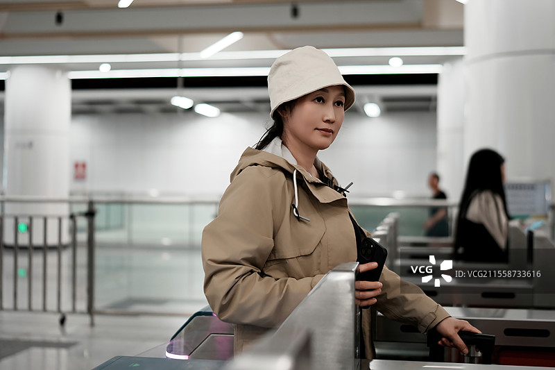 地铁站有检票口的年轻女子图片素材