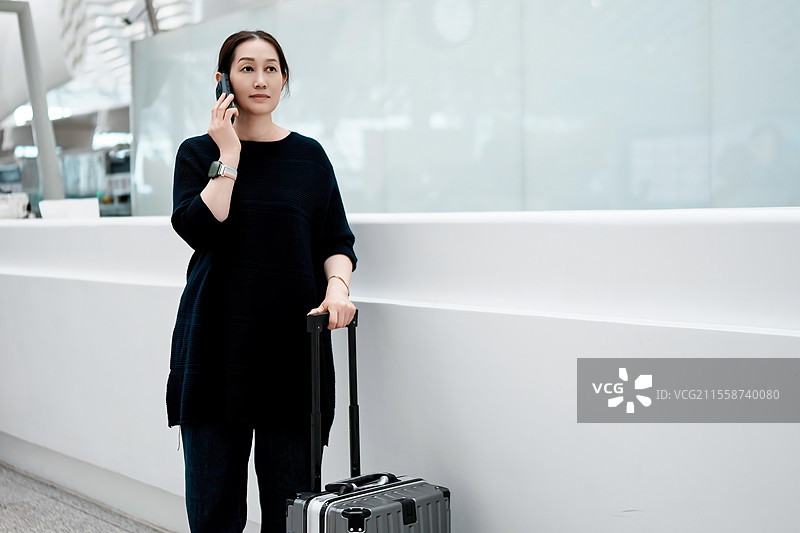职业女性在现代机场航站楼打电话图片素材