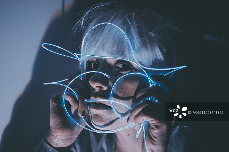 奇怪的反乌托邦主题肖像，配有蓝色霓虹灯图片素材