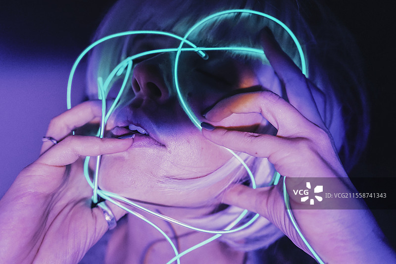 奇怪的反乌托邦主题肖像，配有蓝色霓虹灯图片素材