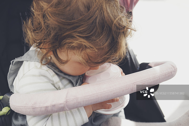 宝宝在玩装满水的奶瓶图片素材