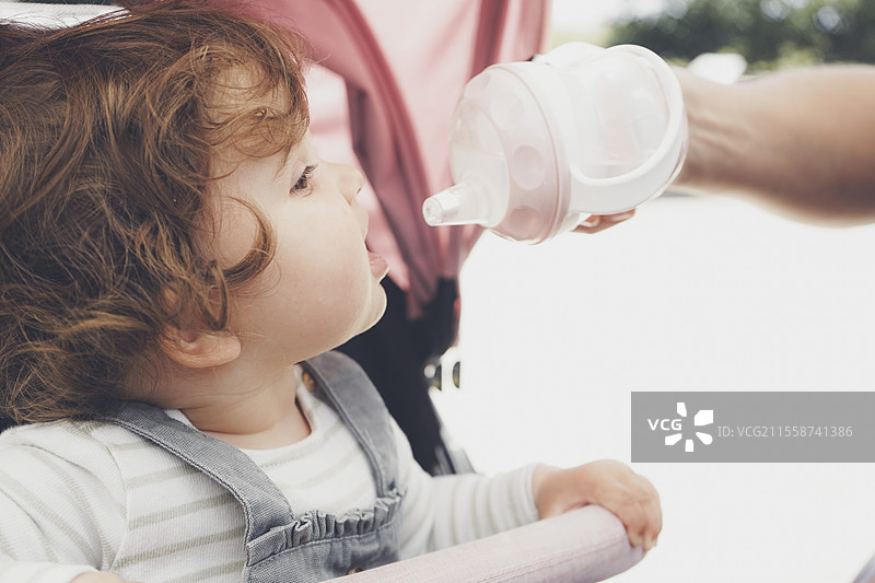 婴儿正在用奶瓶喝水图片素材