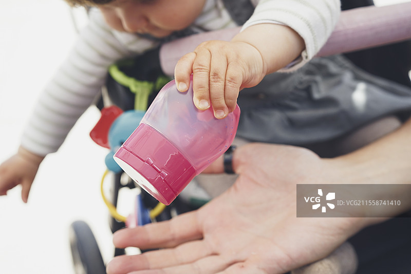 小女孩手里拿着清洁胶图片素材
