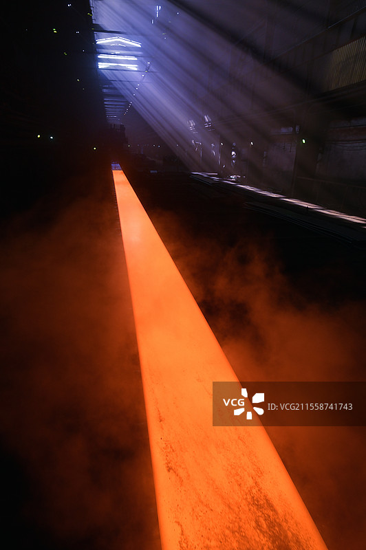 钢铁厂传送带上的热钢板图片素材