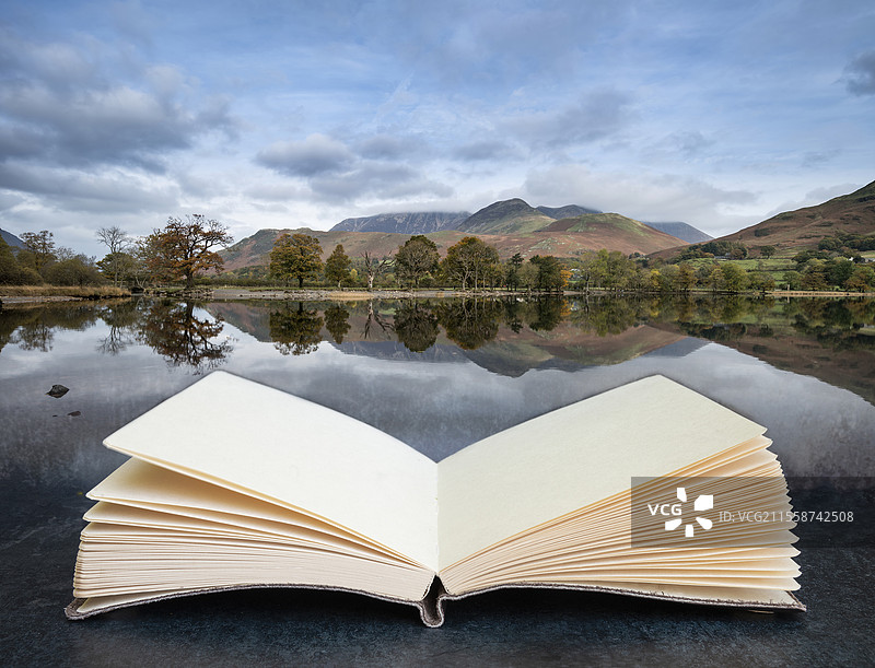 美丽的秋季风景图，湖区的巴特莫尔湖从书页中浮现的合成图像图片素材