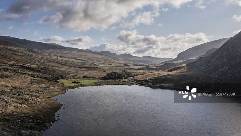 飞行无人机的鸟瞰图，史诗般的初秋风景，展示了斯诺多尼亚国家公园奥格温山谷的壮丽景色，伴随着戏剧性的天空和山脉。图片素材