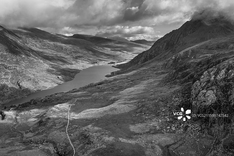 黑白色的无人机航拍图，史诗般的初秋风景，展示了斯诺多尼亚国家公园奥格温山谷的壮丽景色，背景是戏剧性的天空和山脉。图片素材
