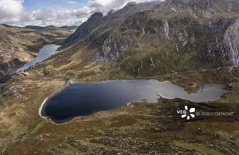 飞行无人机的鸟瞰图，史诗般的初秋风景，展示了斯诺多尼亚国家公园奥格温山谷的壮丽景色，背景是戏剧性的天空和山脉。图片素材