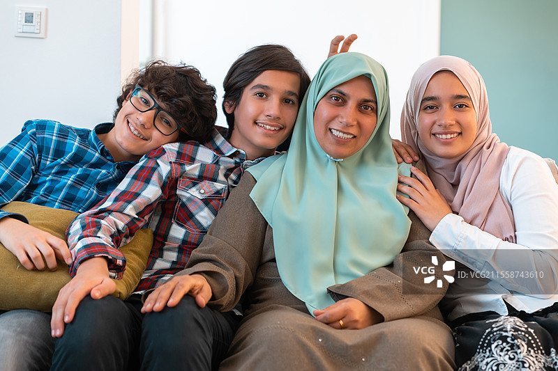 中东家庭肖像，单身母亲与青少年孩子在家中的客厅。选择性聚焦。高质量照片。图片素材