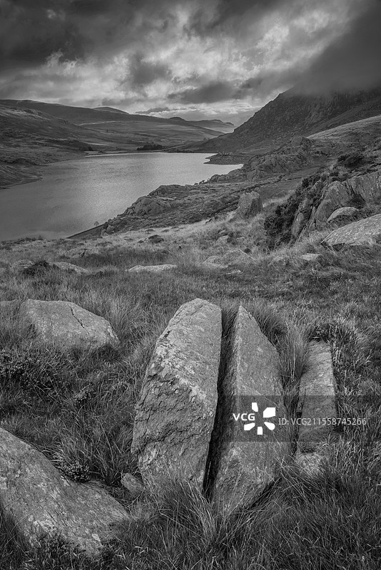 黑白色的史诗般的初秋风景，沿着奥格温谷的视野，湖泊奥格温和特里凡在阴郁的傍晚天空下，留有空白空间。图片素材