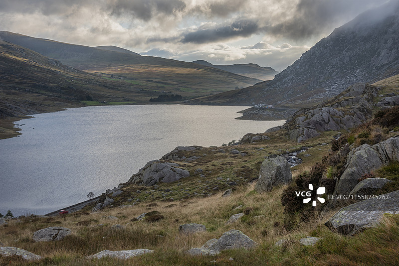 秋季初期的壮丽风景，奥格温谷的景色，湖泊奥格温和特里凡在阴郁的傍晚天空下，留有空白空间。图片素材