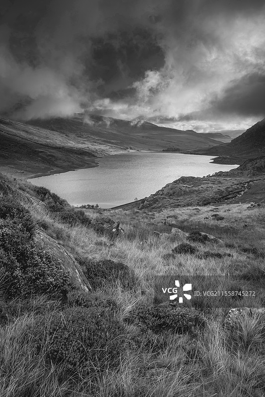 黑白色的史诗般的初秋风景，沿着奥格温谷的视野，湖泊奥格温和特里凡在阴郁的傍晚天空下，留有空白空间。图片素材