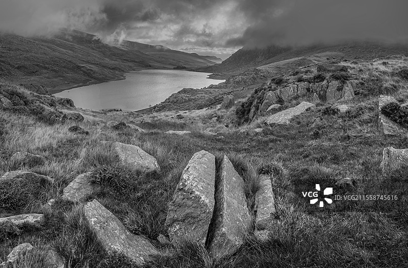 奥格温谷的史诗般的初秋风景，湖泊奥格温和特里凡在阴郁的傍晚天空下，留有空白空间。图片素材