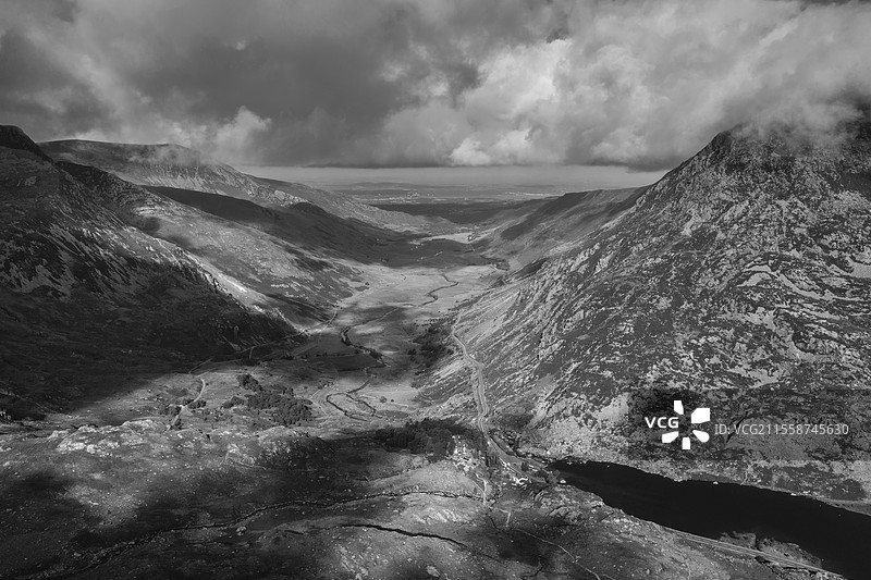 黑白色的无人机航拍图，壮观的秋季风景，俯瞰从伊德瓦尔湖（Llyn Idwal）俯瞰南特弗拉肯谷（Nant Fracon）的壮丽景色，天空戏剧性，留有空白空间。图片素材
