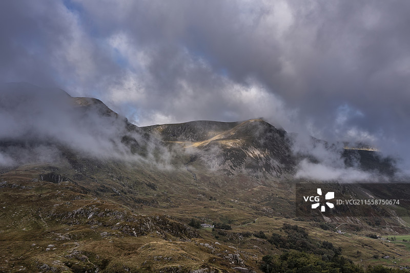 秋季壮观的航拍图,俯瞰从伊德瓦尔湖(Llyn Idwal)俯瞰南特弗拉肯谷(Nant Fracon)的壮丽景色,天空戏剧性,留有空白空间。图片素材