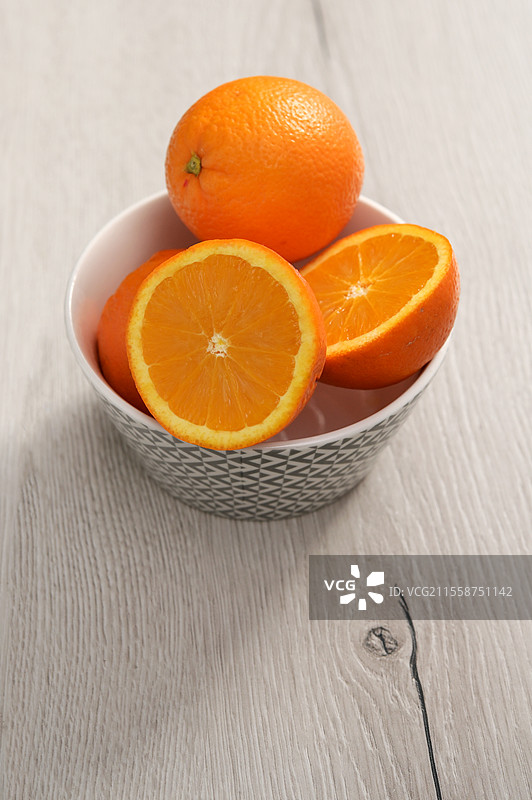 抽象的橙色柑橘水果和带水珠的湿玻璃图片素材