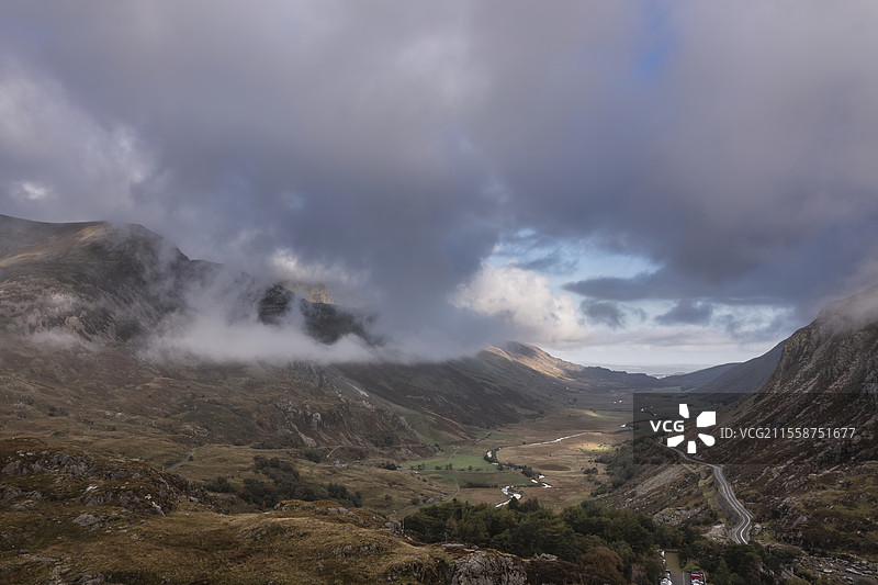 秋季壮观的航拍图，俯瞰从伊德瓦尔湖（Llyn Idwal）俯瞰南特弗拉肯谷（Nant Fracon）的壮丽景色，天空戏剧性，留有空白空间。图片素材