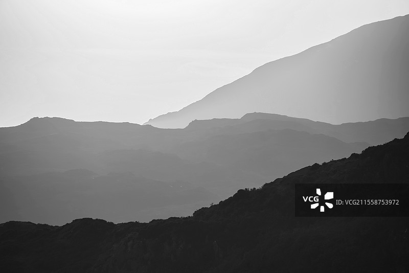 黑白美丽的分层效果风景图，展现湖区山脉。图片素材