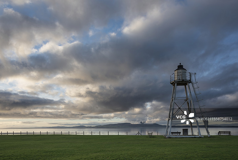 美丽的秋季日落风景，远处是Sillloth灯塔和邓弗里斯与加洛韦山脉。图片素材