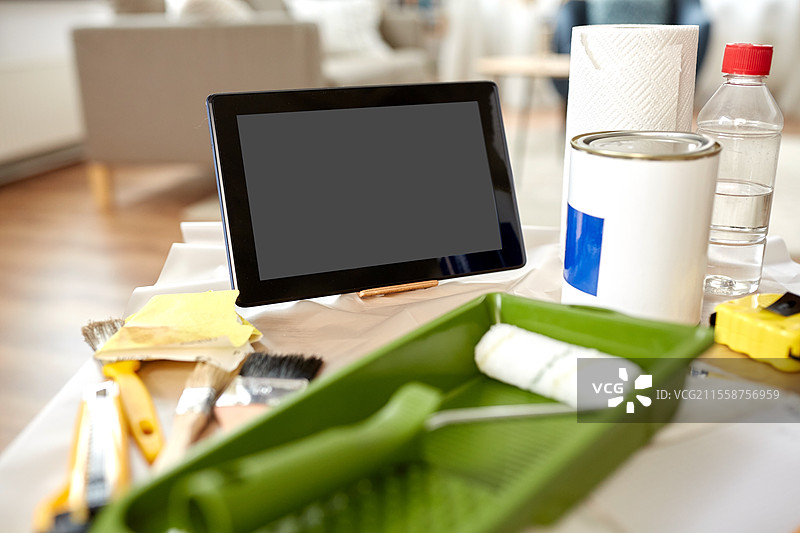 修理、DIY和家居改善概念 - 平板电脑和绘画工具的特写，放在桌子上。图片素材