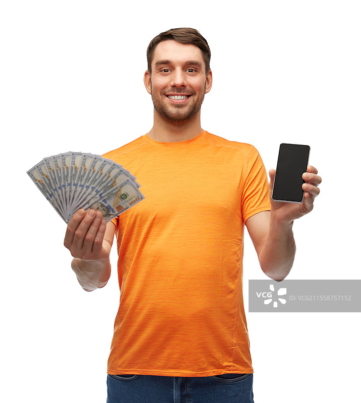 在线博彩、赌博和人们的概念 - 开心的男人手持智能手机和现金，背景为白色。开心的男人手握智能手机和现金。图片素材
