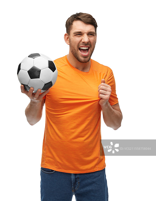 运动、休闲游戏和人们的概念 - 开心微笑的男人或足球迷手持足球，背景为白色。开心微笑的男人或足球迷手持足球。图片素材