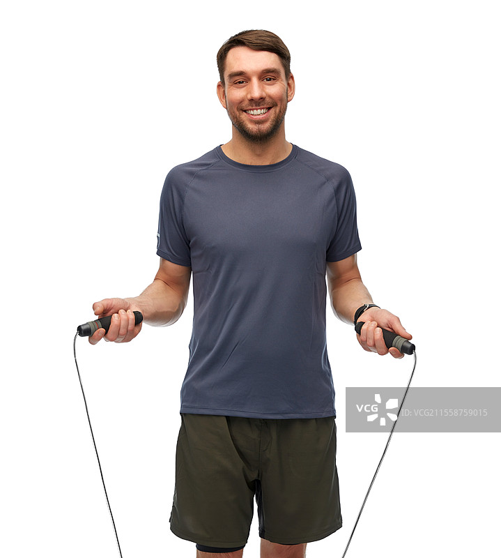 健身、运动和健康生活方式的概念 - 开心微笑的男人在白色背景下跳绳。微笑的男人正在用跳绳锻炼。图片素材