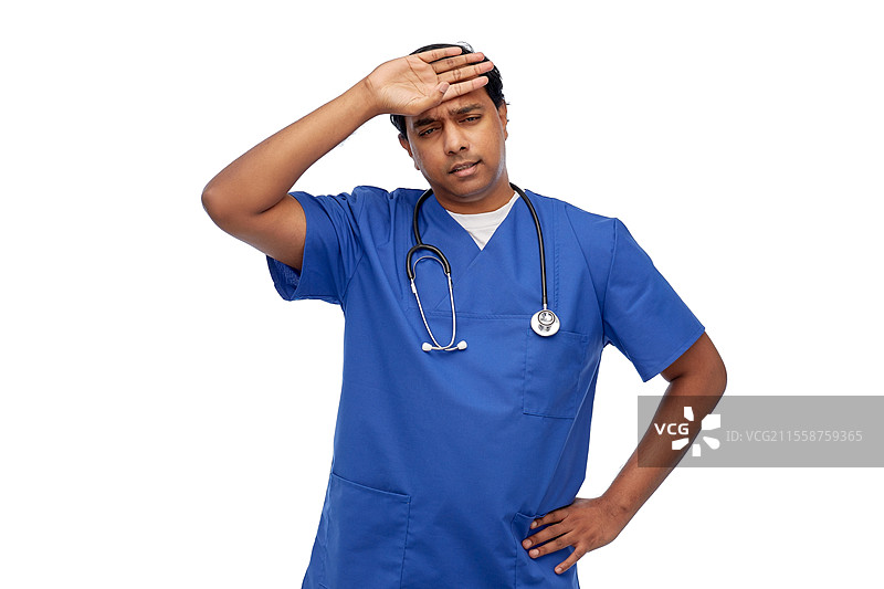 医疗、职业和医学概念 - 背景为白色的紧张印度医生或穿蓝色制服的男性护士。紧张的医生或穿蓝色制服的男性护士。图片素材