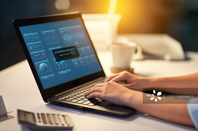 商业、编程和科技概念 - 在黑暗的夜晚办公室工作的女商人或程序员，使用笔记本电脑的女商人在黑暗的夜晚办公室。图片素材