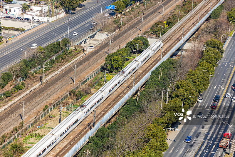 江苏省无锡市城际高铁沪宁铁路线高铁行驶画面图片素材