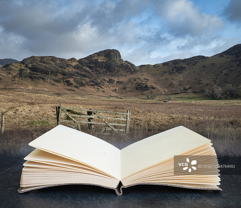 令人惊叹的日出风景图，展示了英国湖区的Blea Tarn，背景是Langdales山脉，合成图像从一本书的页面中浮现。图片素材