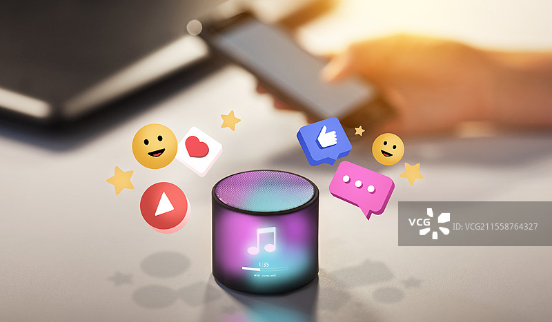 社交媒体、人工智能和科技概念 - 办公桌上的智能音箱与虚拟音乐音符全息图，背景是互联网图标。智能音箱旁边有社交网络图标。图片素材