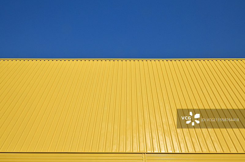 黄色镀锌金属轮廓的背景图案与天空相映衬图片素材