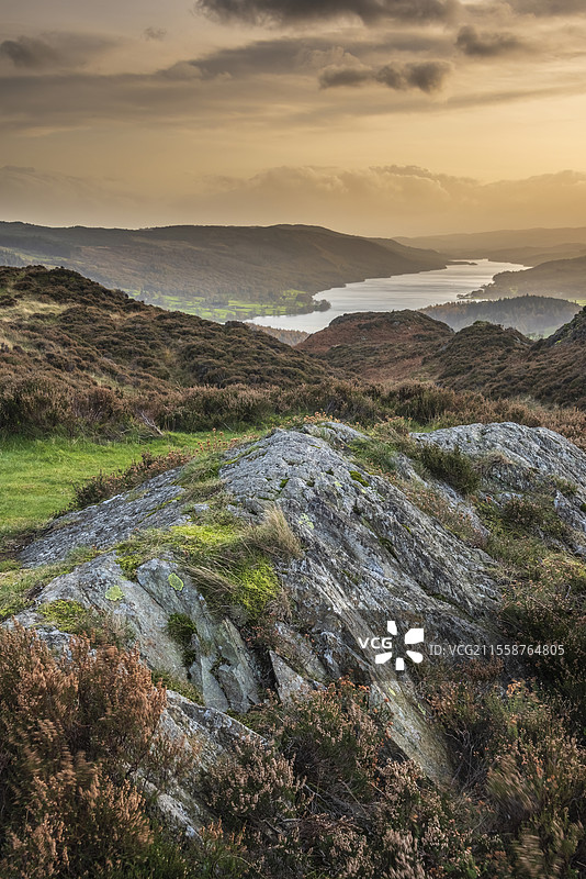 霍尔姆费尔（Holme Fell）俯瞰湖区的康尼斯顿湖（Coniston Water）壮丽的秋季日落风景图像图片素材