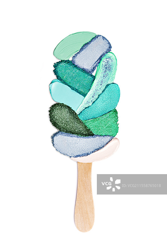 创意概念的口红涂抹成冰棒冰淇淋的形状，背景为白色。彩色化妆品色板的平铺展示。图片素材