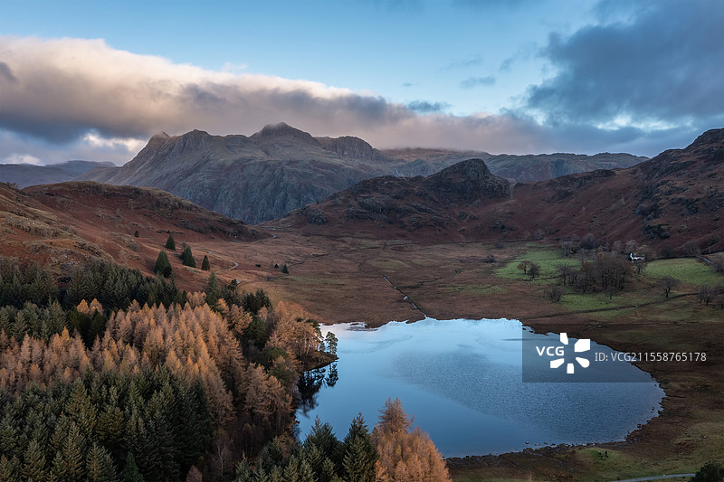 湖区Blea Tarn日出时的壮观航拍风景，展现了令人惊叹的秋季景色。图片素材