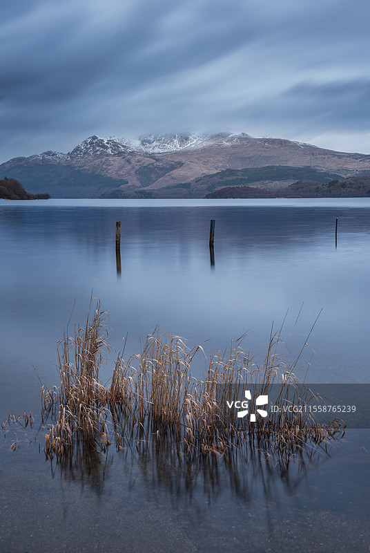 令人惊叹的洛赫洛蒙德湖景观，远处雪山连绵，从小村庄拉斯观赏。图片素材
