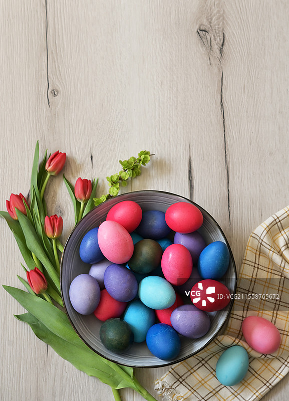 装饰性的复活节彩蛋放在木桌上的碗里图片素材